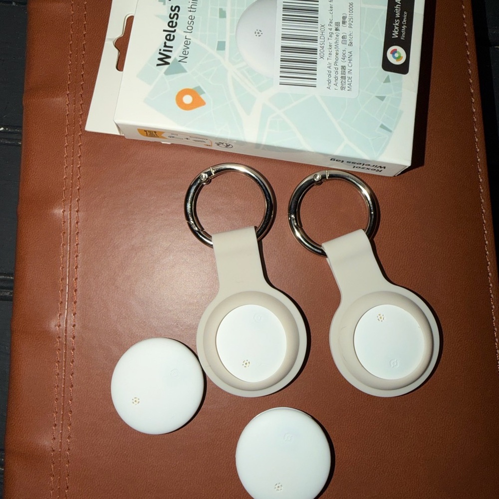 Wireless Tracking Device Set with Keychains